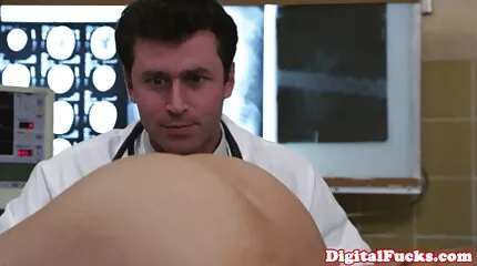 रूसी सेक्सी बीएफ मूवी जोड़ी एक कुर्सी पर चुंबन.