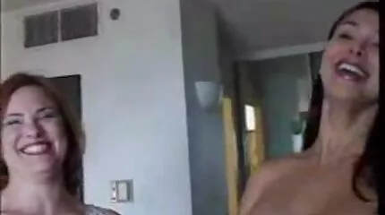 चुंबन और एक सेक्सी मूवी बीएफ वीडियो में रूसी लड़की की कहानी बताओ